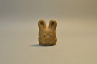 http://www.arturmoser.de/files/gimgs/th-30_Hasi, 2018, Hollywood, 4,5 x 3 x 1,7 cm.jpg